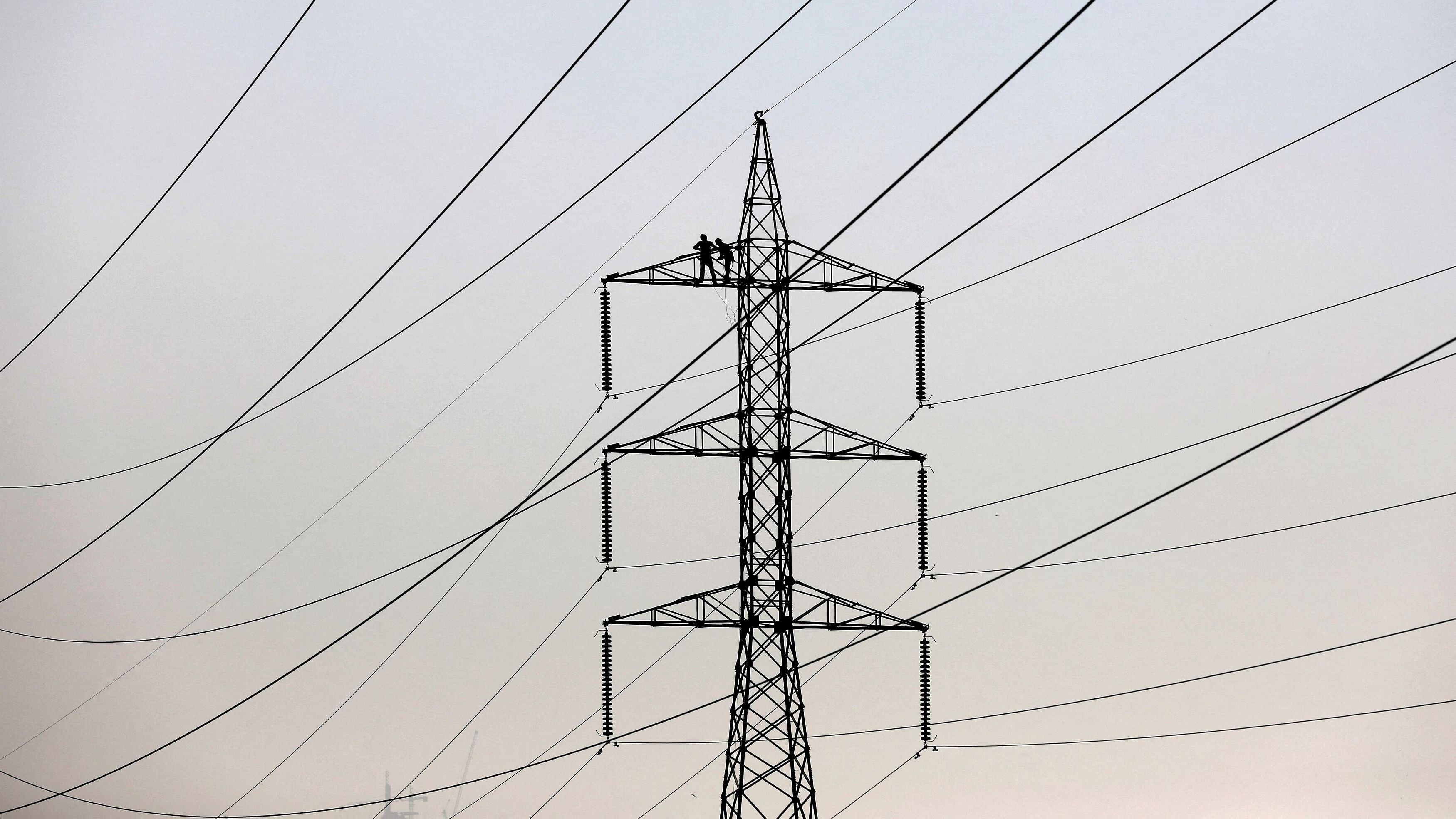 <div class="paragraphs"><p>Technicians work to clean power transmission tower in Karachi</p></div>